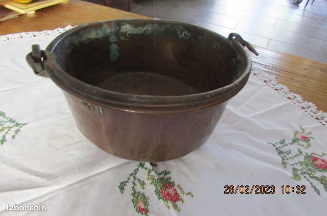 CHAUDRON EN CUIVRE (a poser sur ou a accrocher) (image 1)