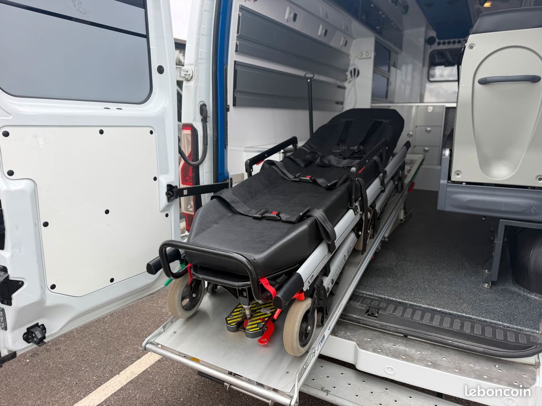Renault Master L3H2 Ambulance Les Dauphins Type B - EN1789 (image 8)