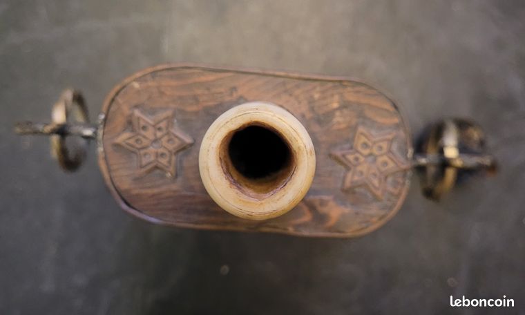 ANCIENNE XXÈME POIRE à poudre en étain décor femme, divinité ? EUR 20