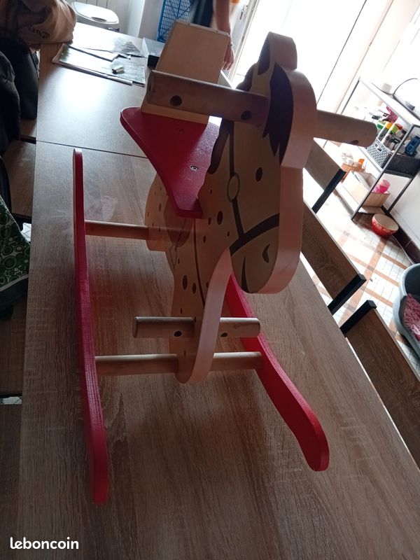 Cheval à bascule (image 1)