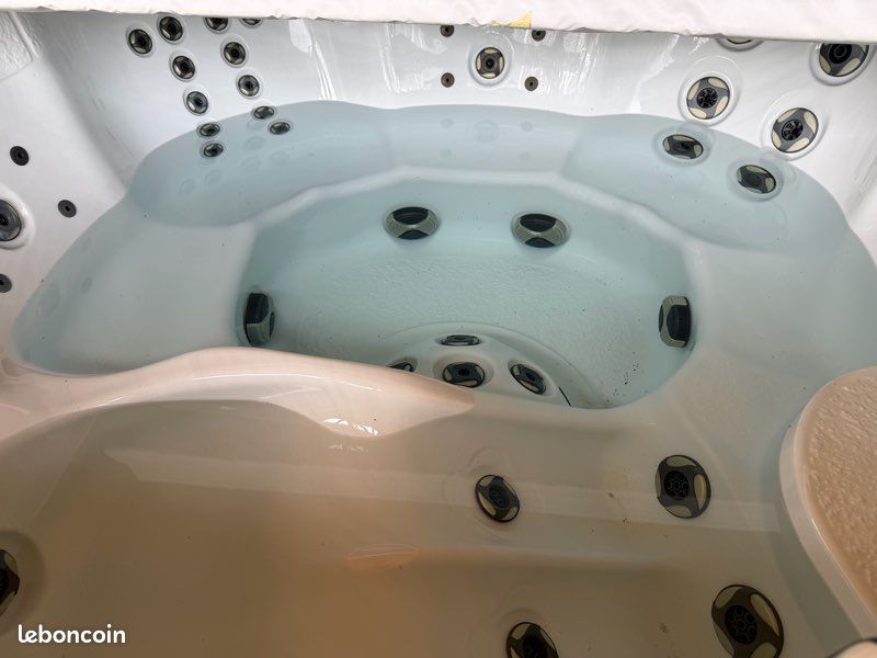 Jacuzzi (image 2)