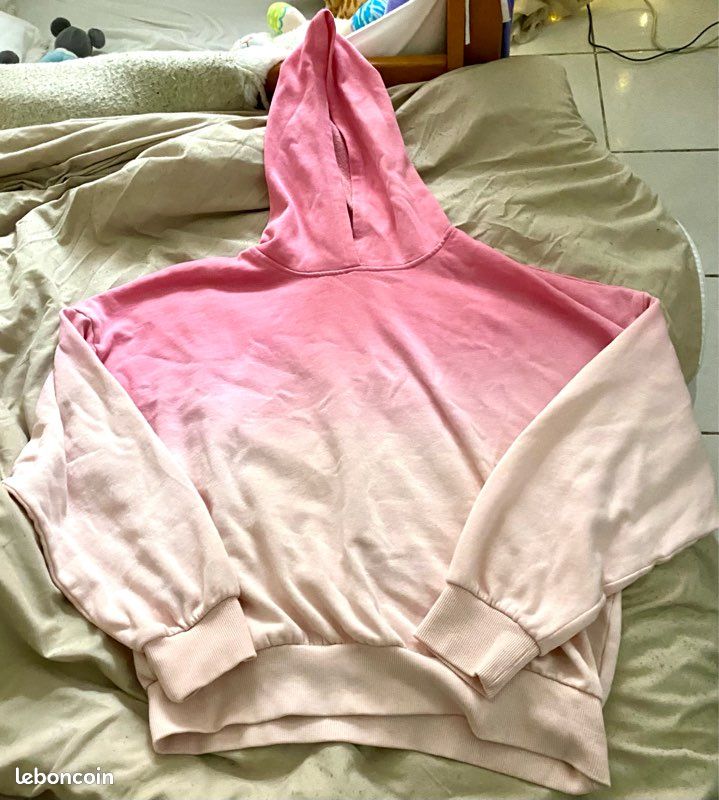 Pull couleur rose dégradé taille L avec capuche bon etat marque
