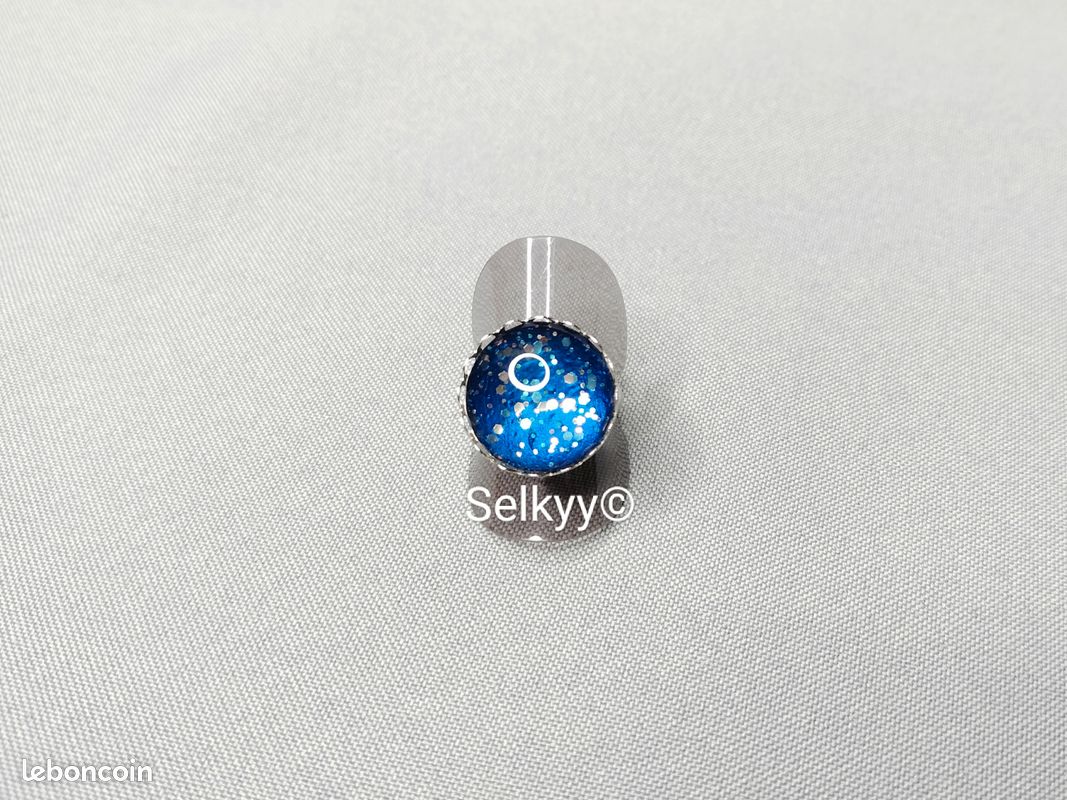 Bague fantaisie réglable en acier inoxydable ornée d’un cabochon rond bleu pailleté bleu et argent (image 2)