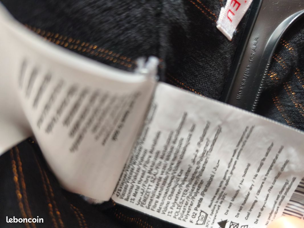 Pantalon noir à rayures pailletée jaunes (effet brillant) pour femmes de la marque Camaïeu neuf (image 9)
