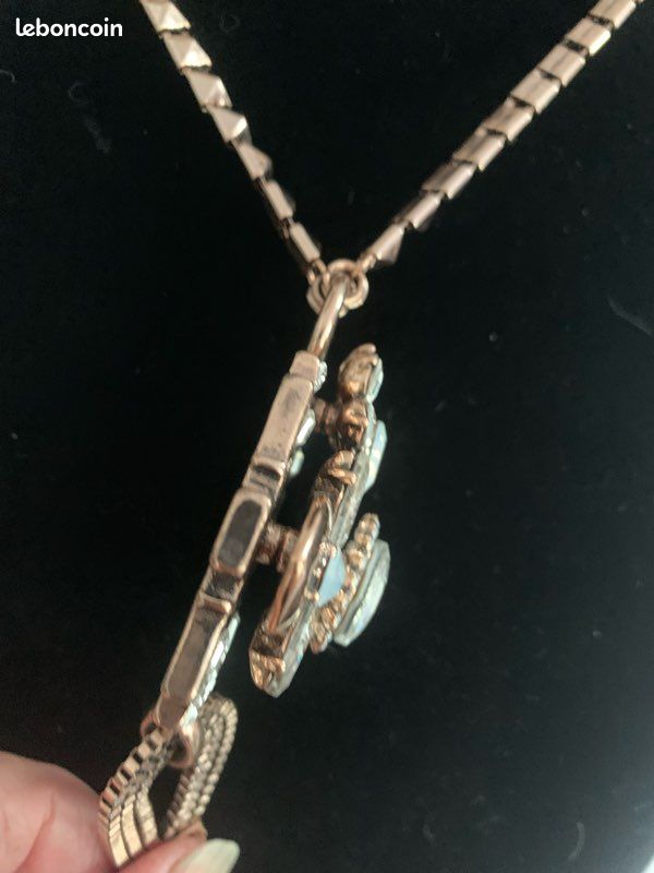 Collier Métal Argenté Avec Pendentif Fleur Strass • Neuf Avec étiquettes • Style élégant