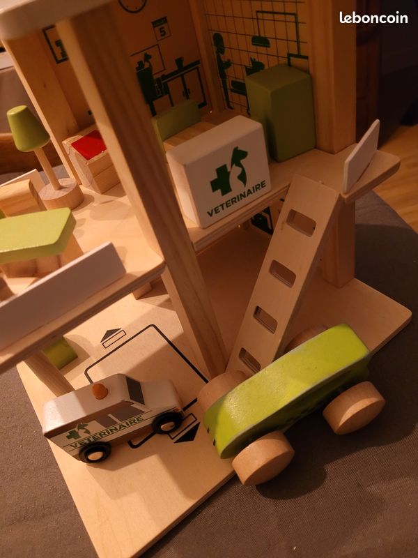 Le veterinaire jouet en bois parfait etat (image 3)