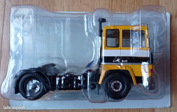 BERLIET TR 350 1978 Rouge à rayures 1/43 IXO - Mystères et Passions