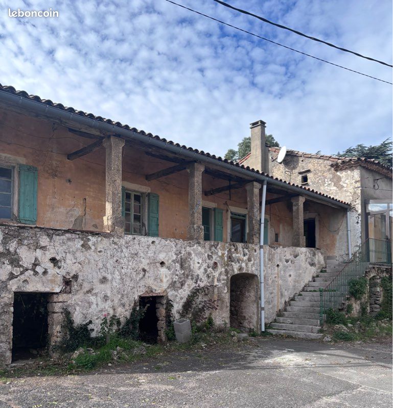 Maison 10 pièces 250 m² · à Saint-Pierre-de-la-Fage · 250 m² · 280 000 €