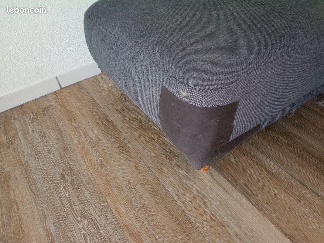 Canapé d'angle convertible
Gris anthracite.
1,55m sur 2,40m (image 3)