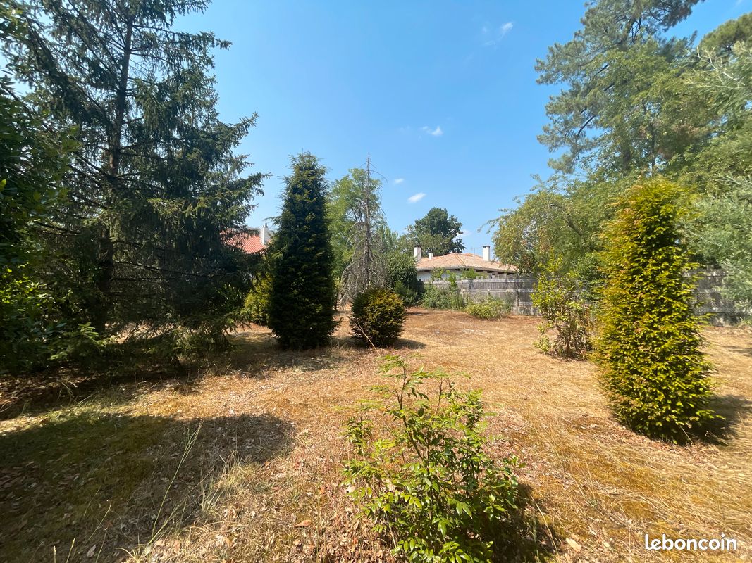 ‍♀️ RARE - Terrain à bâtir arboré et sans vis-à-vis · à Mérignac · 299 000 €