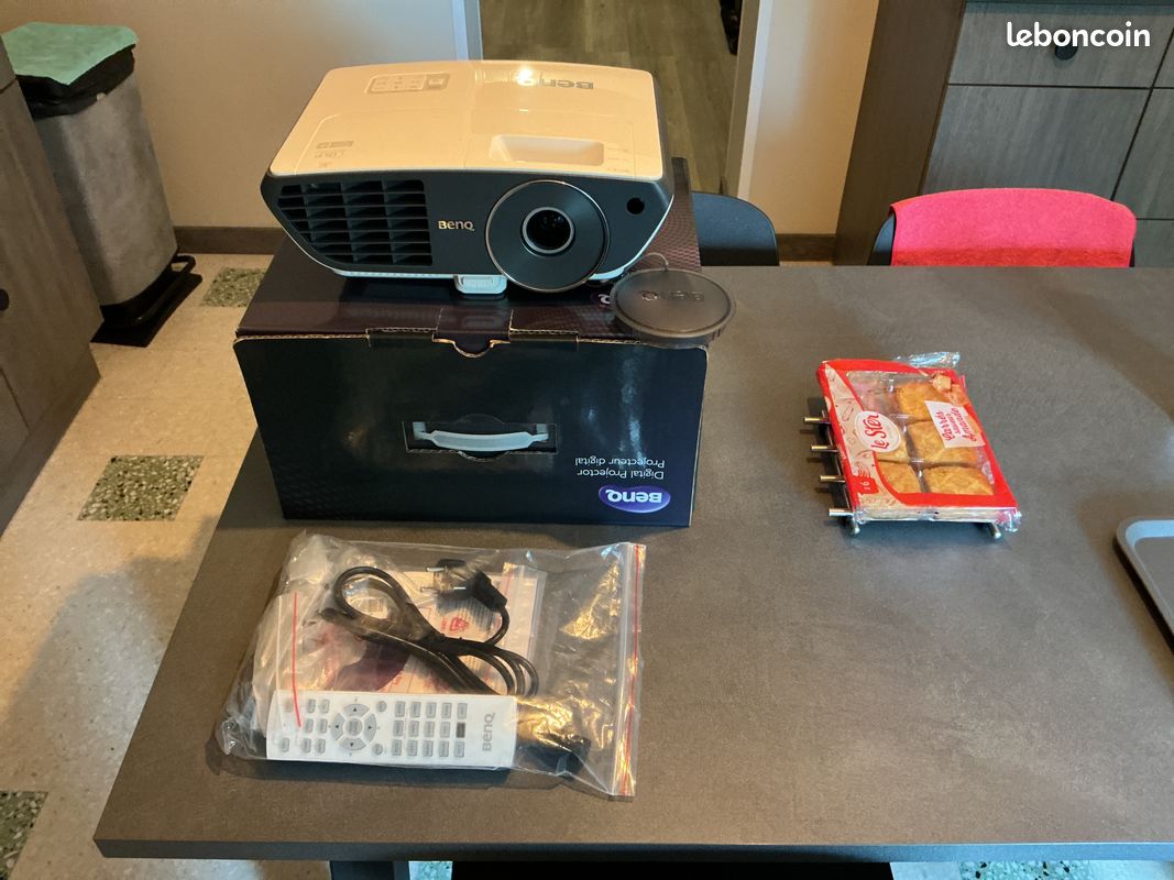 Vends videoprojecteur beng + écran portable lumene (image 1)