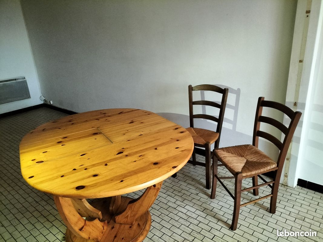 Table avec 4 chaises (image 1)