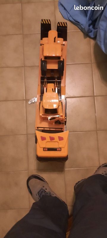 Camion avec des engins (image 1)
