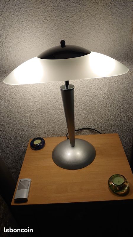 Belle lampe tactile à poser selon vos envies pour bureau salon chambre hall d'entrée vendue avec deux ampoules économes fournies en très bon état (image 1)