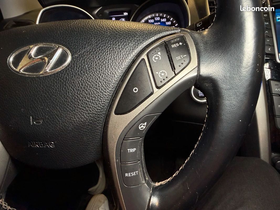 HYUNDAI i30 1.6 CRDi 128 Pack Premium TOIT OUVRANT / SIEGES CHAUFFANTS (image 17)