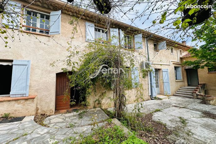 Maison 9 pièces 261 m²