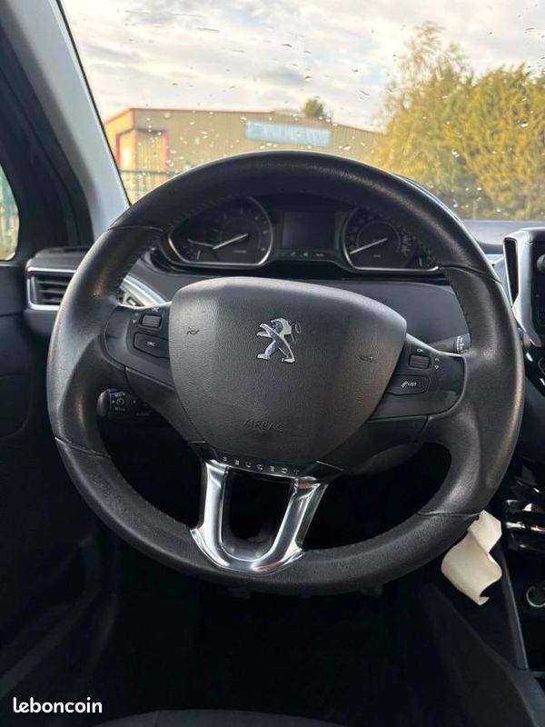 Peugeot 208 GENERATION-I 1.6 E-HDI 115 ALLURE (image 11)