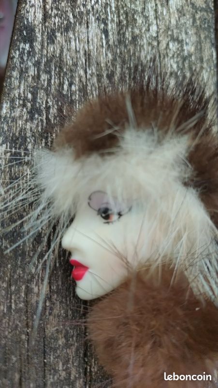 Broche vintage femme chapeau en fourrure et fibres brillantes années 80 (image 2)