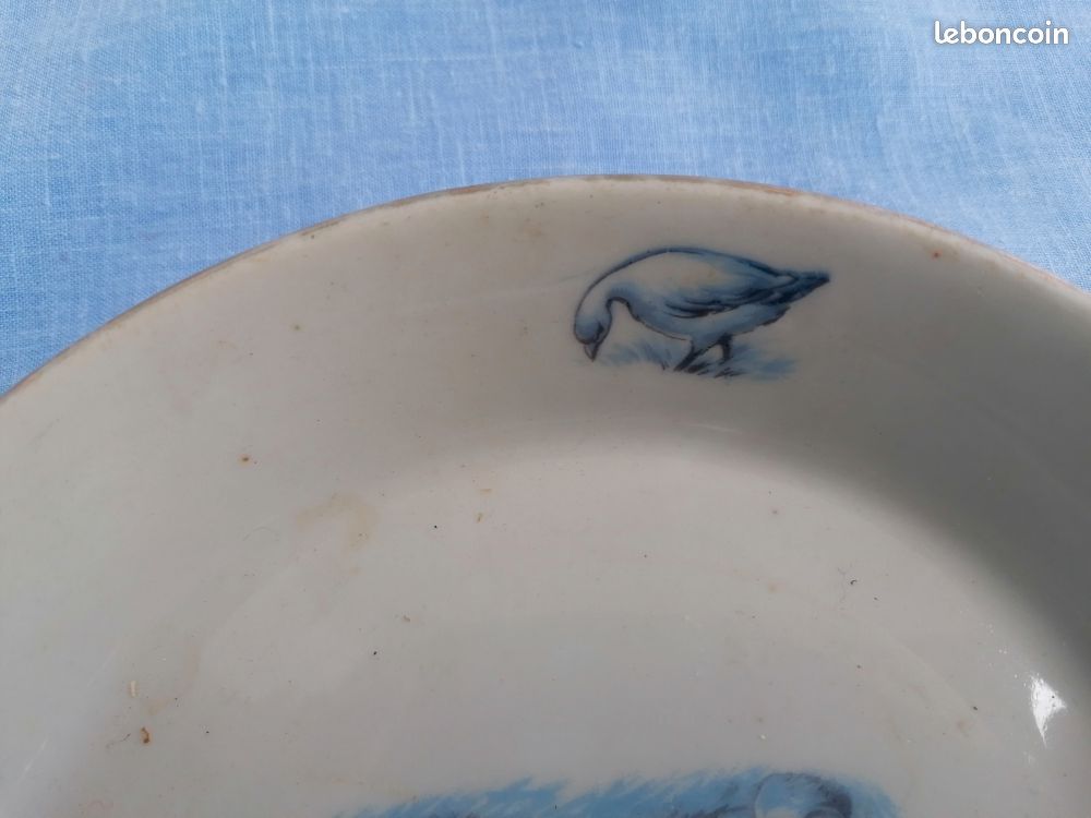 Petit Plat Ancien en Faïence Déco Bleu et Or La Gardienne d'Oies (image 4)