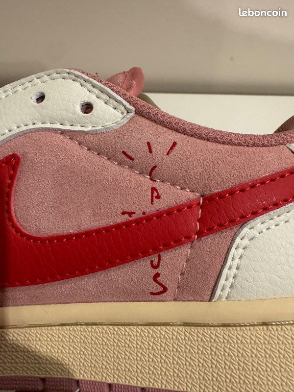 Nike Air Jordan 1 Travis taille 42 en parfaite état avec boîte (avaible with other size) (image 5)