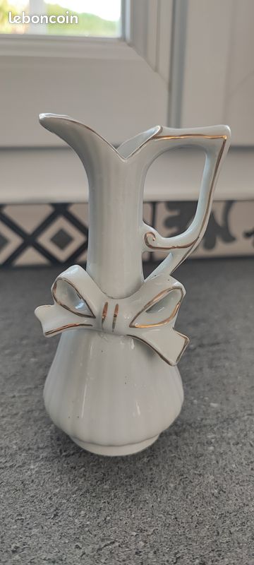 Mini pichet vase vintage en porcelaine blanche et dorée – Style Romantique / Coquette (image 1)