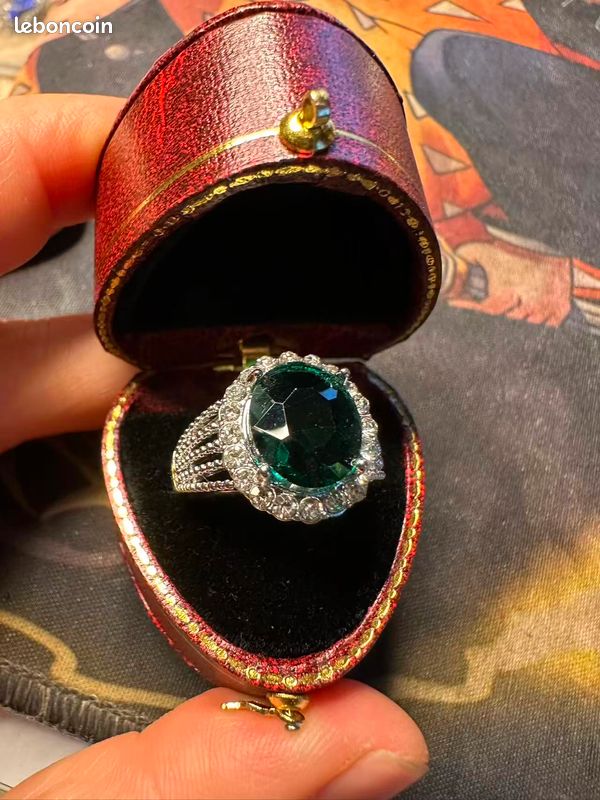 Bague acier avec une grosse pierre verte porté une fois Montres