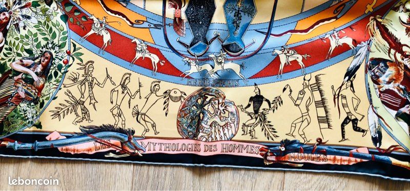 Foulard En Soie Plissé HERMÈS 'Les Mythologies Des Hommes Rouges' (Kermit Oliver) - Occasion Très Bon état