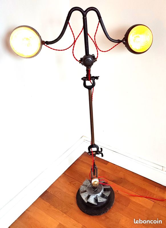 Lampe industrielle fabriquée à partir de phares de tracteur anciens -Pièce unique (image 1)