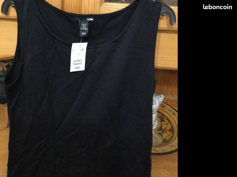 Vends robe noire neuve avec étiquette longueur en dessous du genou (image 3)