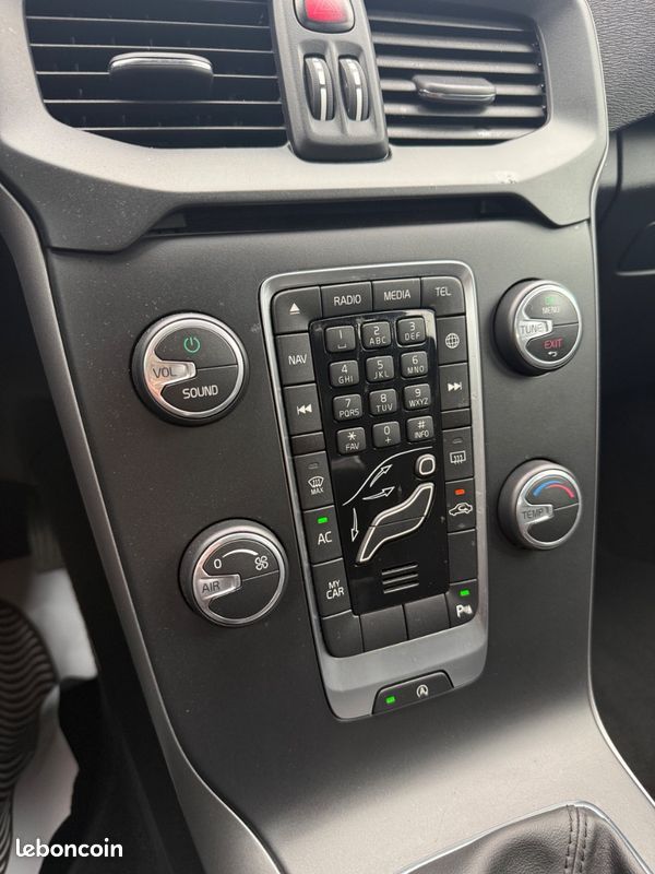 Volvo V40 1.6 115 2eme main tres propre (image 13)