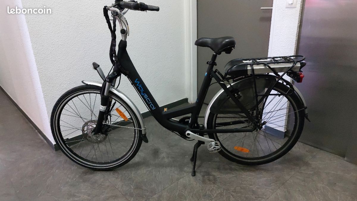 Vélo électrique wayscral équipe d'une fourche télescopique freins à disques mécanique batterie d’origine 36V-10AM cadre taille M jantes en aluminium26" roule parfaitement en très bon état général (image 9)