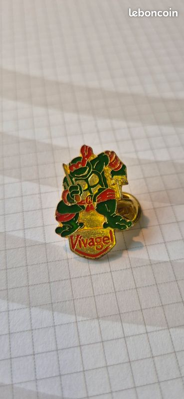Pin's VIVAGEL tortue 🐢 siglé 1990 MIRAGE STUDIOS (image 1)