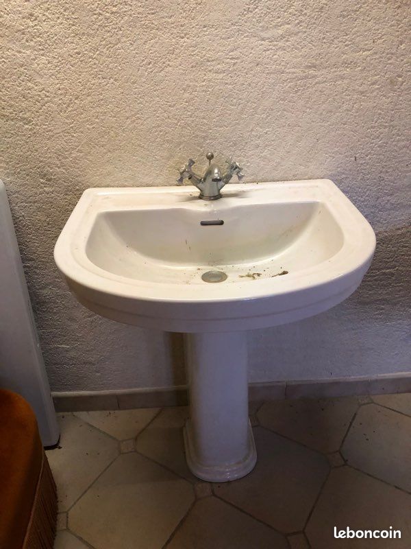 Lavabo blanc en céramique ancien en parfait état (image 1)