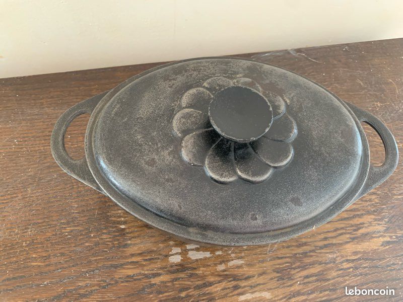 COCOTTE FONTE ANCIENNE OVALE / SANS MARQUE MODELE 12P
