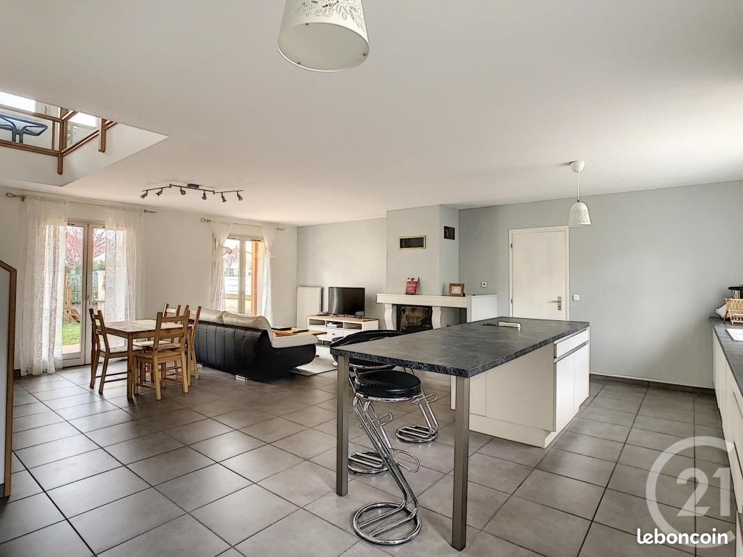 Maison 8 pièces 165 m² · à Clermont-Ferrand · 165 m² · 1 380 €/mois