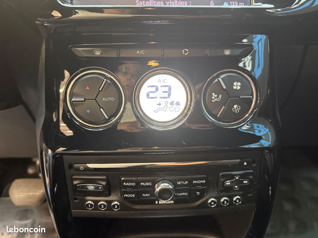 Citroën DS3 Phase 2 1.6 e-HDi 92Ch So Chic - BOITE AUTO / RADAR DE RECUL / CLIM AUTO / BLUETOOTH / REGULATEUR DE VITESSE (image 22)