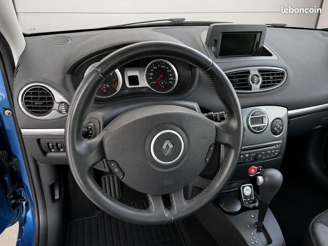 RENAULT CLIO 1.6i 16V - 110 - BVA Euro 5 III BERLINE Exception TomTom PHASE 2 (image 9)