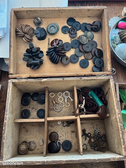 113 Boutons Anciens Neufs De Stock - Dans Une Boîte à Couture Vintage - Matières Variées (verre, Celluloïd, Passementerie) - Fabriqués En France