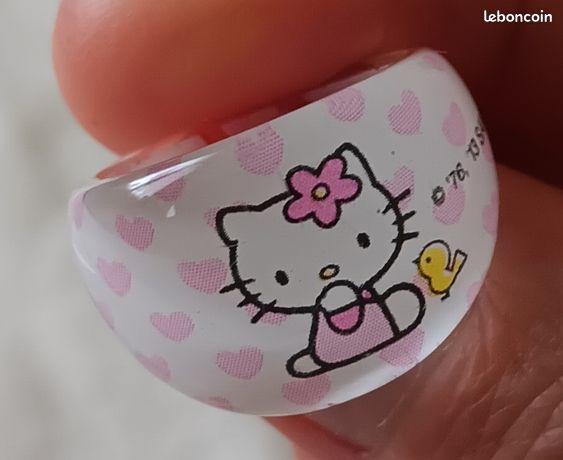 BAGUE TENDANCE AVEC personnages de Hello Kitty Sanrio en provenance du