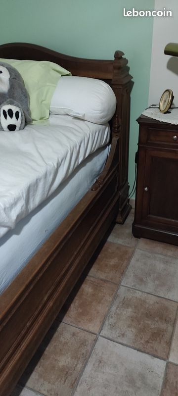 Lit coin ancien avec sommier et table de nuit (image 4)