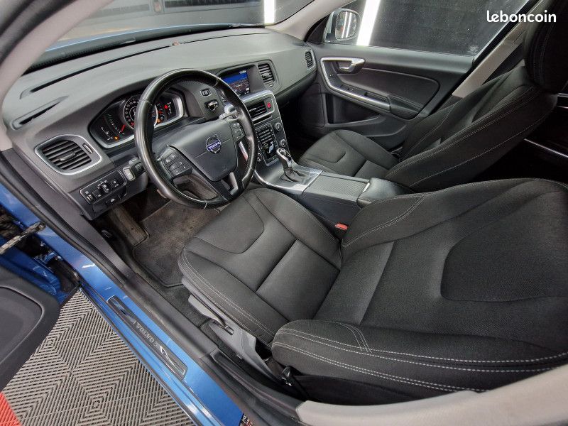 Volvo V60 D3 150CH MOMENTUM GEARTRONIC * ATTELAGE * BLUETOOTH * SUIVI COMPLET (image 8)