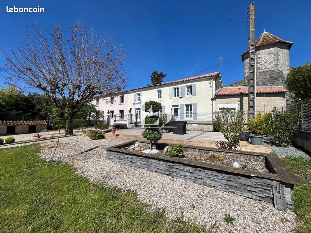 Maison de village 6 pièces 128 m² - Juillac-le-Coq 16130 (image principale 0)