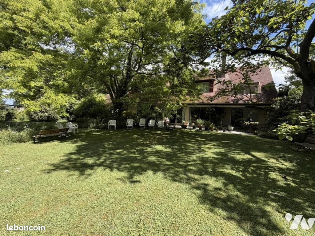 Maison 8 pièces 242 m² · à Saint-Fuscien · 242 m² · 1 029 000 €