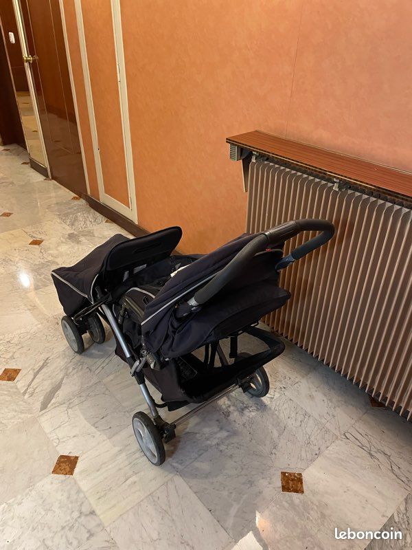Poussette double Graco avec revêtement pluie. État moyen (image 1)