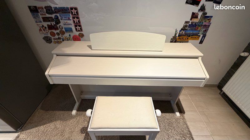 Piano (image 1)