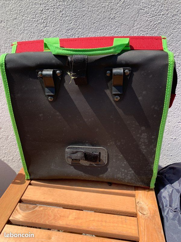 Sac, sacoche de vélo accroché à son porte-bagages (image 3)