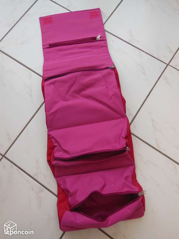 Trousse de Toilette rouge (image 3)