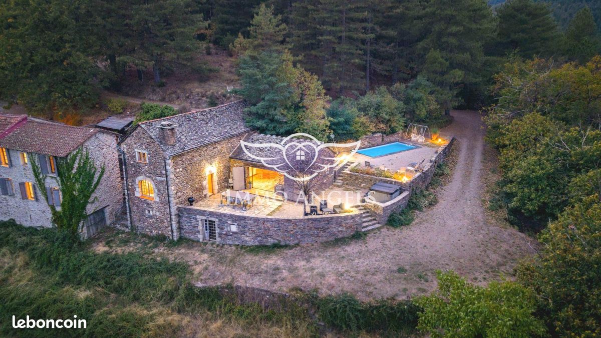 Maison 13 pièces 273 m² · à Génolhac · 273 m² · 950 000 €