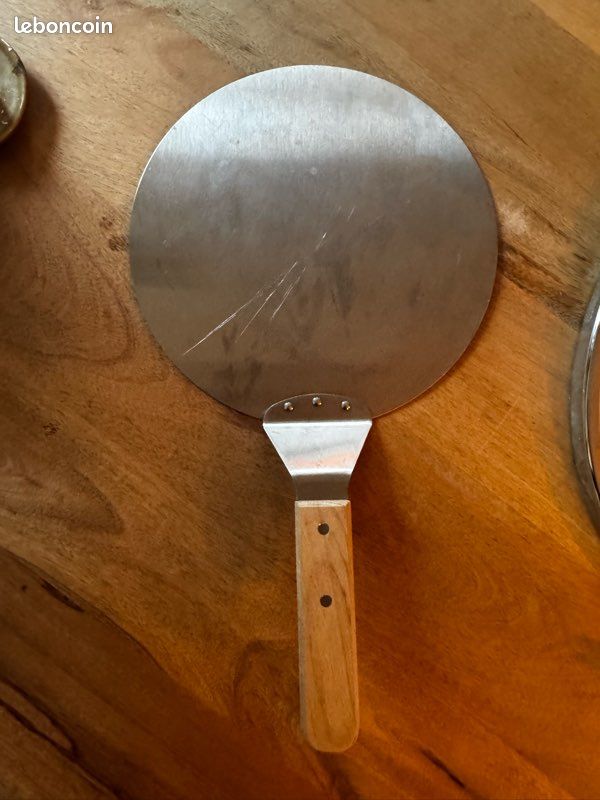 Pelle à pizza ronde en acier – manche bois (image 1)
