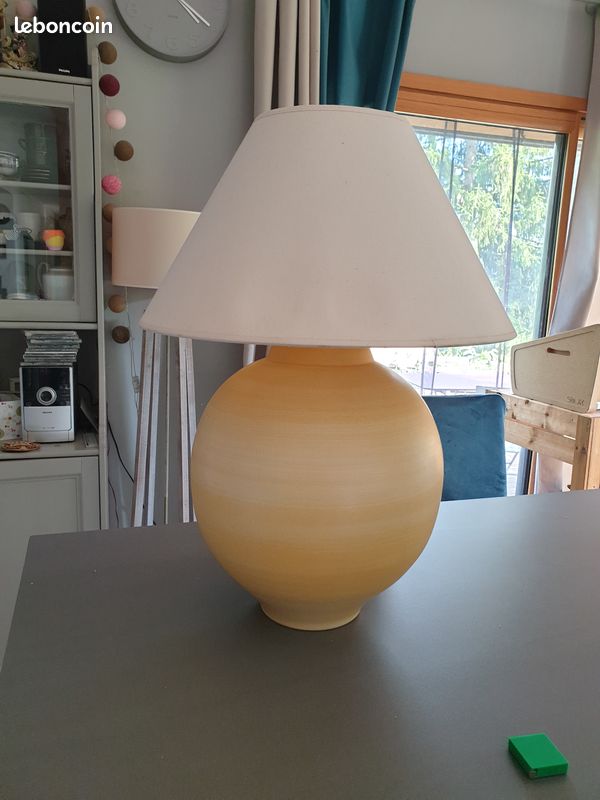 Lampe de salon jaune pastel (image 1)